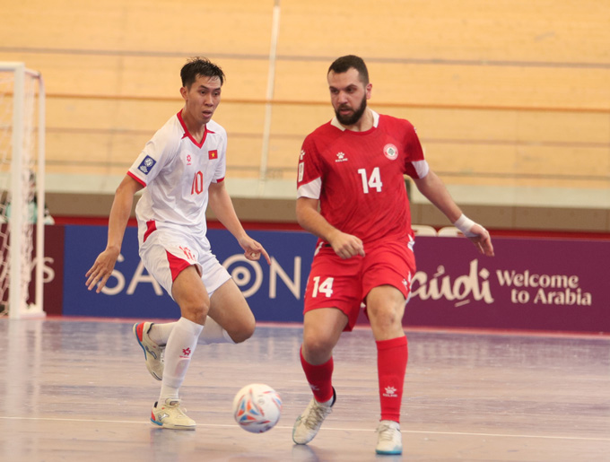 ĐT futsal Việt Nam (áo trắng) đã chạm tay vào tấm vé tứ kết. Ảnh - Phan Hồng