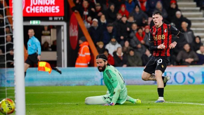 Gimenez vừa ghi bàn vào lưới Liverpool