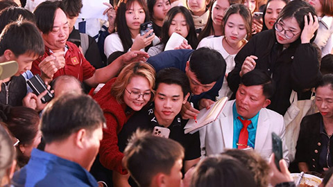 Simone Inzaghi celebrating with his Inter Milan players after beating Barcelona.