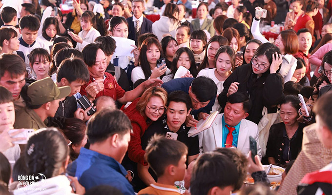 Đình Bắc nhận được sự yêu thương rất lớn của NHM quê nhà - Ảnh: Bóng đá và đời sống 