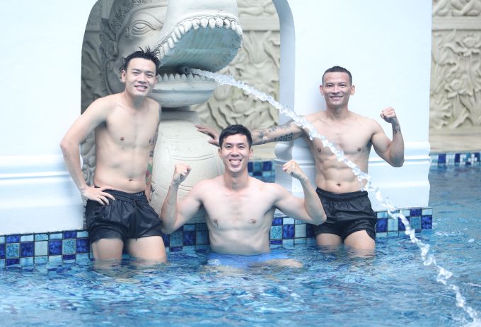 Các cầu thủ tập phục hồi ở bể bơi vào buổi sáng