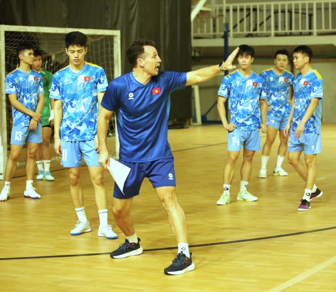 HLV Diego Giustozzi hướng dẫn cầu thủ tập luyện chuẩn bị cho trận gặp Thái Lan - Ảnh: Phan Hồng