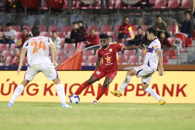 Hàng thủ Becamex TP.HCM đã hứng chịu sức ép rất lớn từ Hà Tĩnh. Ảnh: Đức Cường