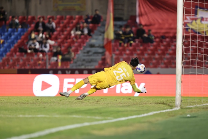 Thủ môn Minh Toàn bay người cản phá một pha bóng của chủ nhà Hà Tĩnh. Ảnh: Đức Cường 