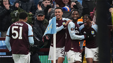 Simone Inzaghi celebrating with his Inter Milan players after beating Barcelona.