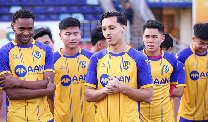 Phi Long Karim Tran trong buổi tập đầu tiên cùng đội bóng mới - Ảnh SLNA