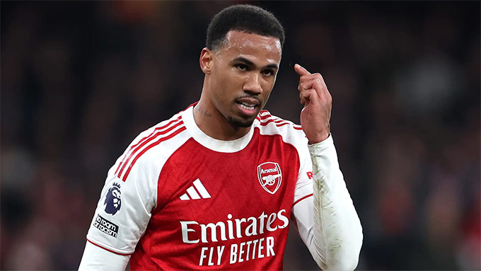 Các cầu thủ Arsenal phải di chuyển bằng đường bộ thay vì bay thẳng tới Leeds