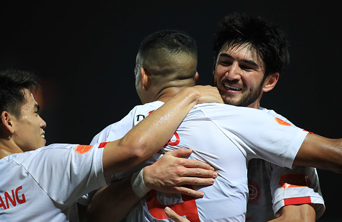 Ở trận đấu này, Kyle Colonna đã thi đấu cực hay. Trung vệ đang được CLB Thể Công Viettel thực hiện thủ tục xin nhập tịch đã chặn đứng nhiều pha hãm thành đến từ Fred Friday và Joel Tagueu bên phía Hải Phòng 