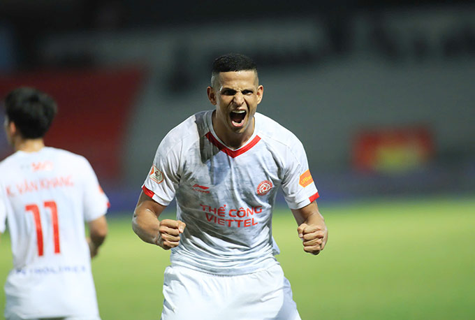 Lucao ghi bàn vào lưới đội bóng cũ - Ảnh: Phan Tùng 