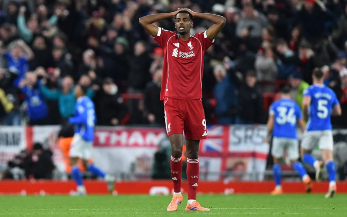 Isak chưa thể hiện được nhiều tại Liverpool và đang phải ngồi ngoài dưỡng thương