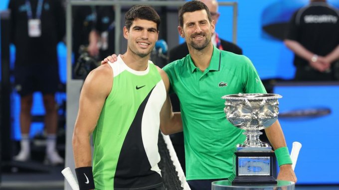 Djokovic (bên phải) đã không thể gây bất ngờ cho Alcaraz