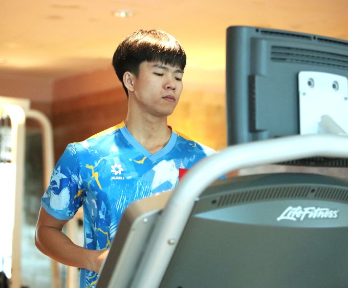 ĐT futsal Việt Nam tập phục hồi vào sáng 1/2. Ảnh: Phan Hồng