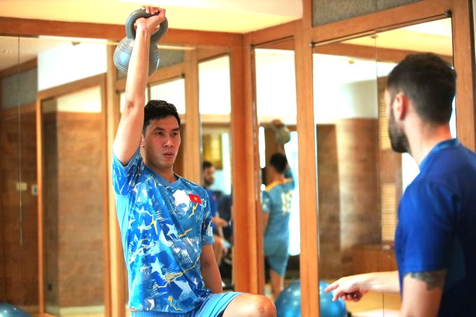 Đội ngũ y tế theo dõi buổi tập của Thịnh Phát. Ảnh: Phan Hồng