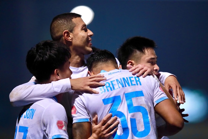 Niềm vui của các cầu thủ Nam Định khi có một trận đấu lấn lượt hơn so với chủ nhà. Ảnh: Đức Cường