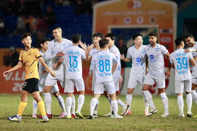 Niềm vui của Nam Định khi có bàn thắng sớm. Ảnh: Đức Cường