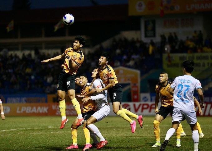 Tuy nhiên, các cầu thủ Thanh Hoá vẫn nỗ lực đến tận cùng cho trận đấu này. Ảnh: Đức Cường