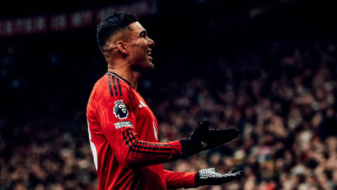 Casemiro đánh đầu tung lưới Fulham sau quyết định kịch tính từ VAR