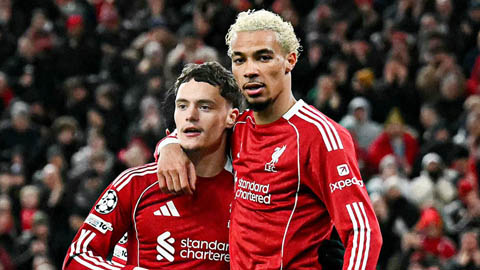 Simone Inzaghi celebrating with his Inter Milan players after beating Barcelona.