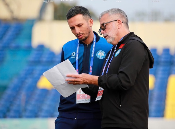 HLV Mauro Jeronimo trao đổi với trợ lý trước trận đấu. Ảnh: Đức Cường