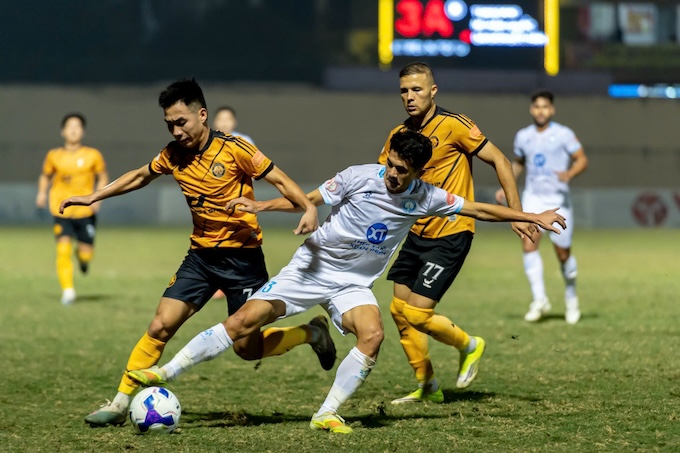 Các cầu thủ Thanh Hoá đã thi đấu rất nỗ lực trong cuộc dối đầu với Nam Định. Ảnh: Đức Cường 