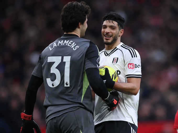 Fan MU 'ngứa mắt' với hành động của Lammens