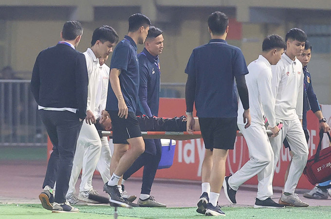 Thái Sơn dính chấn thương nặng ngay trong ngày ra mắt Ninh Bình - Ảnh: Minh Tuấn