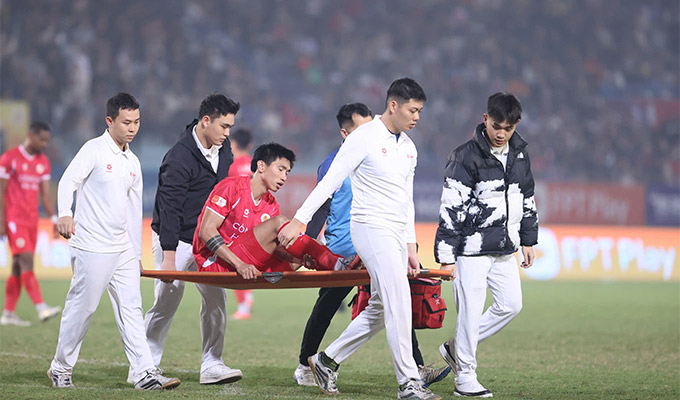 Văn Hậu may mắn chỉ bị đau nhẹ - Ảnh: Minh Tuấn