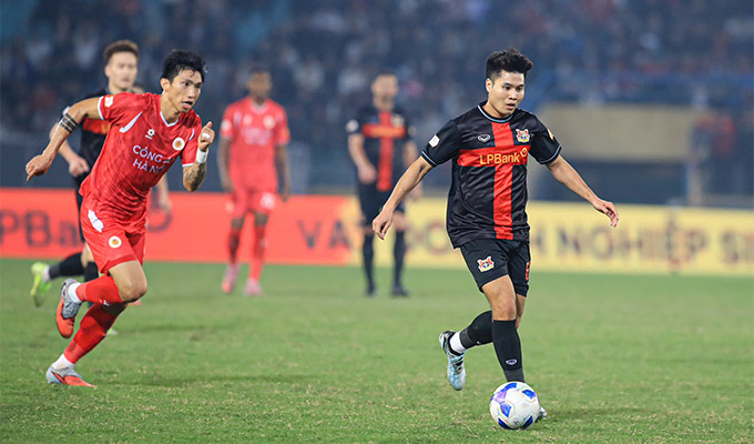 Văn Hậu (áo đỏ) tái xuất đầy ấn tượng ở V.League sau 2 năm điều trị chấn thương - Ảnh: Minh Tuấn