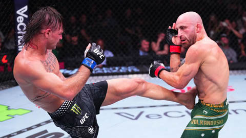 Kinh hoàng võ sĩ UFC gãy cả hai chân sau trận thua