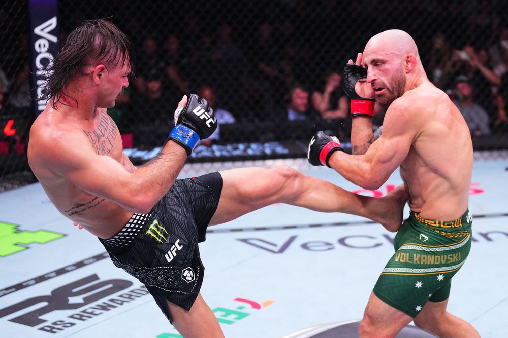 Diego Lopes (trái) nhập viện sau UFC 325