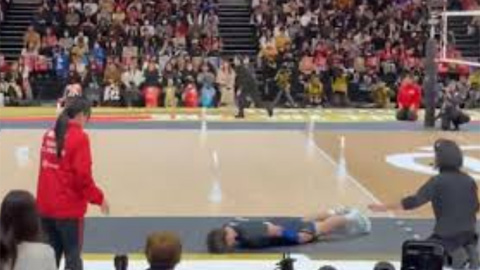 Trượt người xin lỗi trọng tài, VĐV Nhật Bản khiến cả khán đài 'rung chuyển'