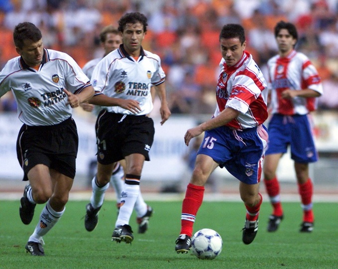 Valencia hạ cả ba ông lớn Barca, Real Madrid và Atletico để đăng quang năm 1999.