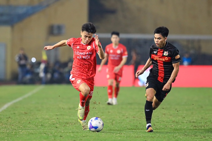 Cuộc đua tranh của cầu thủ trẻ hai đội. Ảnh: Minh Tuấn 