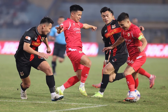 Quang Hải và các đồng đội ở CAHN đã khiến Ninh Bình bị đứt mạch bất bại. Ảnh: Minh Tuấn