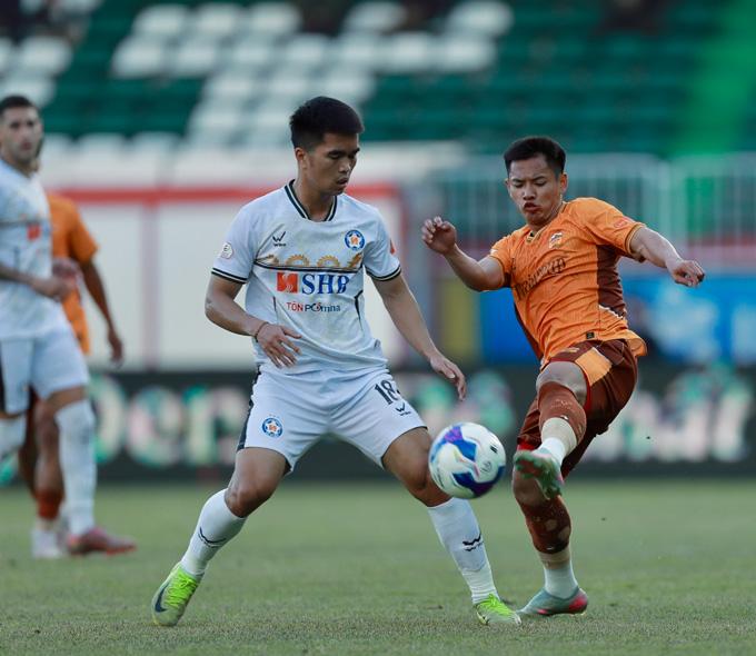 SHB.ĐN (áo trắng) chỉ cách đội đứng thứ 11 bằng 1 trận thắng. Ảnh - Minh Trần