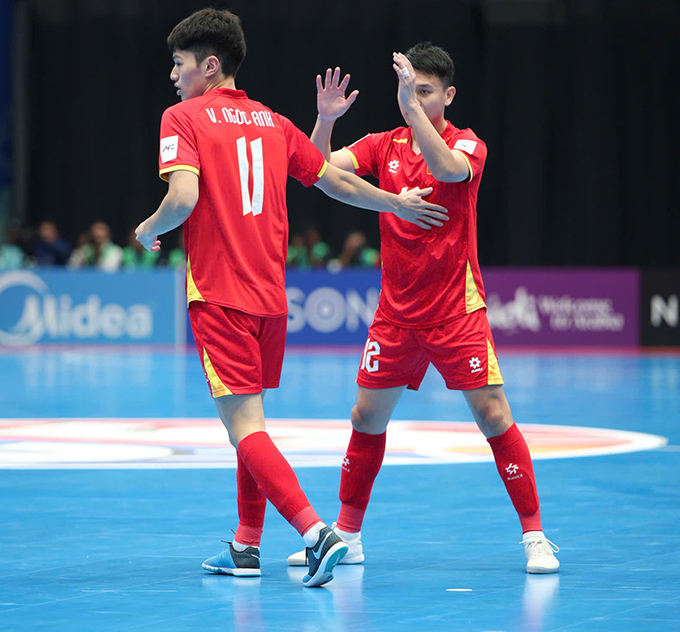 Futsal Việt Nam nỗ lực rượt đuổi tỷ số trước Indonesia - Ảnh: Phan Hồng 