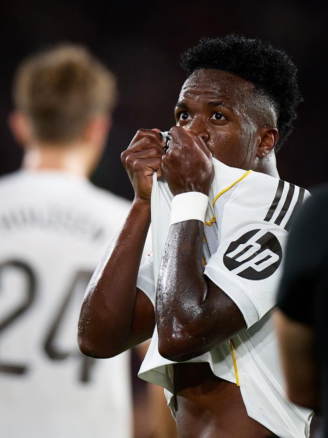 Vinicius chạy về phía đám đông, liên tục hôn lên logo CLB Real Madrid trên áo để lấy lòng CĐV