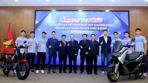 HLV Kim Sang Sik và dàn sao U23 Việt Nam nhận thưởng xe máy