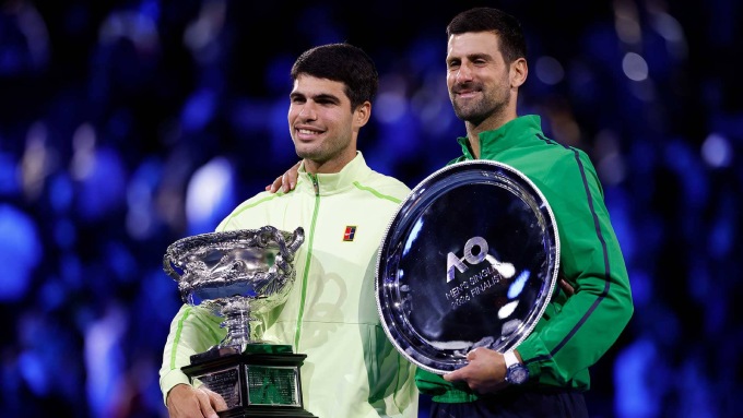 Djokovic (bên phải) thua toàn diện trước Alcaraz