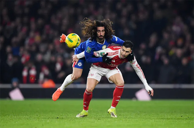 Dù nỗ lực, Chelsea (áo xanh) vẫn không thể lật ngược thế cờ