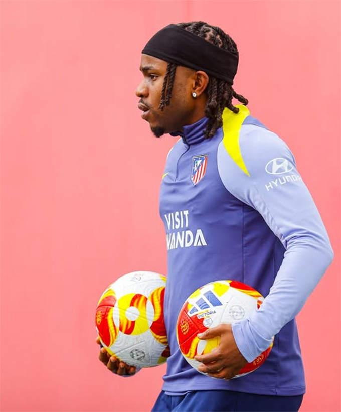 Ademola Lookman trong buổi tập trước trận gặp Betis