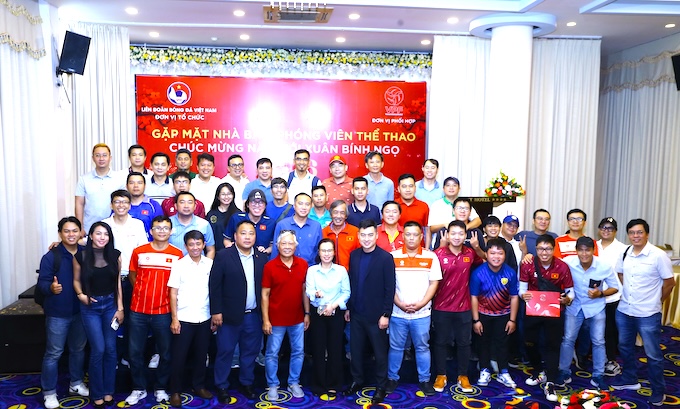 Đại diện VFF và VPF chụp ảnh lưu niệm cùng các phóng viên báo đài phía Nam. Ảnh: Quốc An