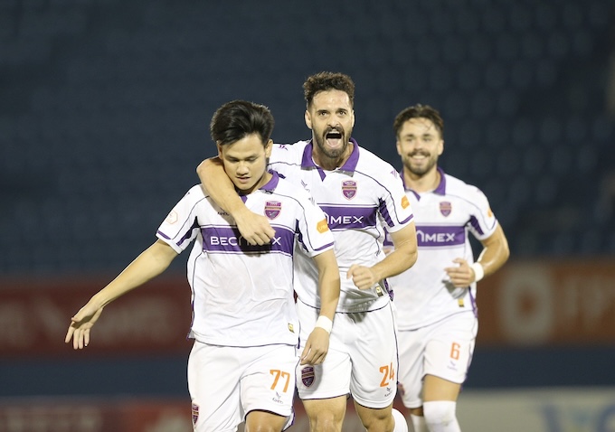 Niềm vui của Tấn T và đồng đội khi có bàn mở tỷ số trận đấu. Ảnh: Quốc An