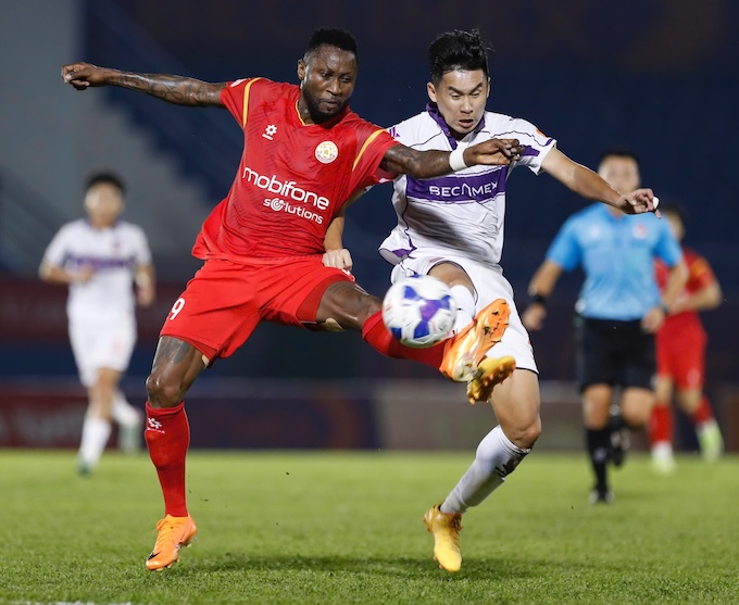 Pha tranh bóng quyết liệt của cầu thủ hai đội. Ảnh: Anh Khoa 