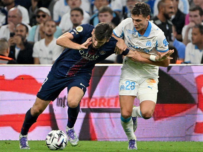 PSG (trái) đang tỏ ra thiếu ổn định 