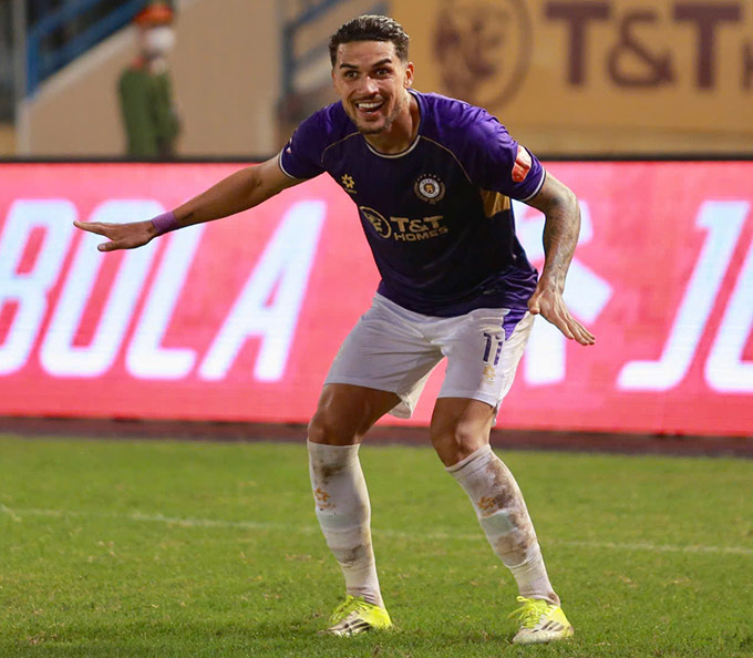 Hoàng Hên ăn mừng theo phong cách ngôi sao Matheus Cunha của MU - Ảnh: Minh Tuấn 