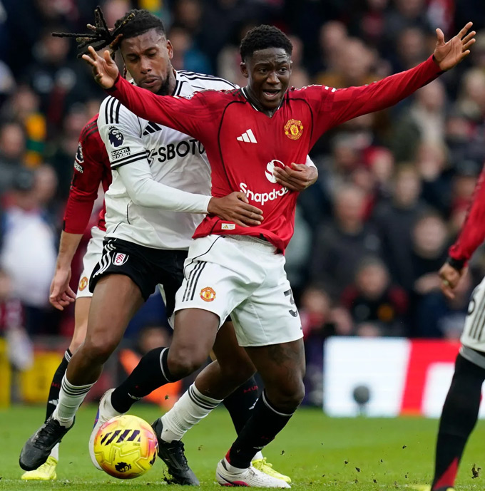 Carrick nói điều bất ngờ về Mainoo