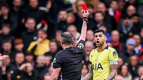 MU nhận lợi thế cực lớn nhờ thẻ đỏ ngớ ngẩn của Romero