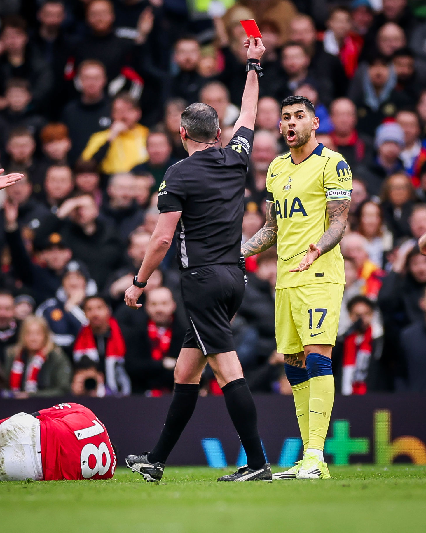 Trọng T rút thẻ đỏ với Romero