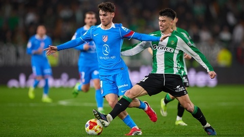 Simone Inzaghi celebrating with his Inter Milan players after beating Barcelona.